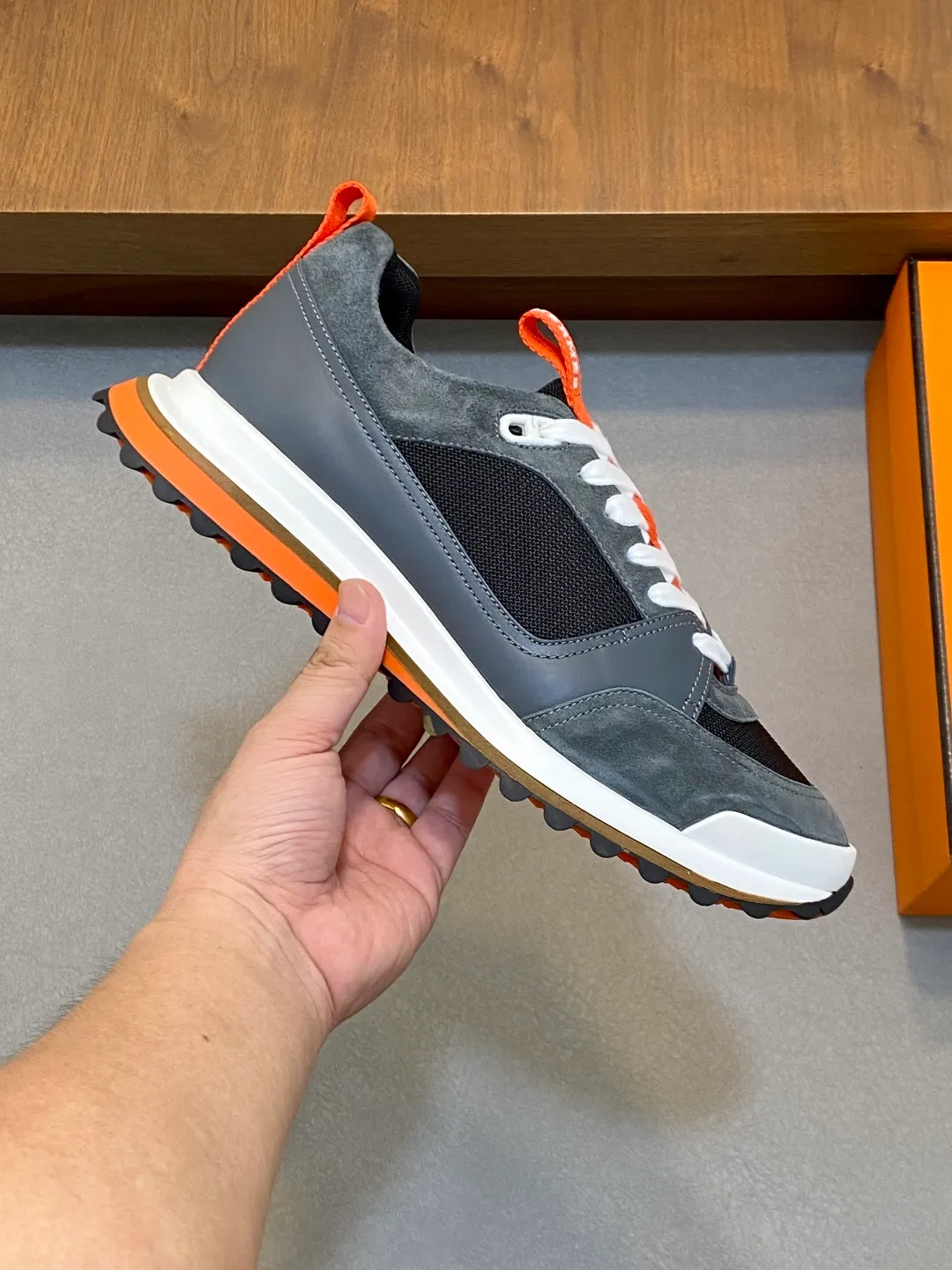 Men's men's shoes 💰700 HERMES/Hermès Leader sneakers! Tech twill, calfskin and suede goatskin sneakers featuring paneled multicolor twill, calfskin and suede. Lightweight geometric sole for a stylish urban look. Product details: White and orange rubber sole Black rubber sole with orange rubber insert Light natural leather insert White rubber toe cap Beige lambskin insole and lining Cotton strap, rubber lettering Sole height: 4cm Size: 39-40-41-42-43-44 (customized at 38.45)